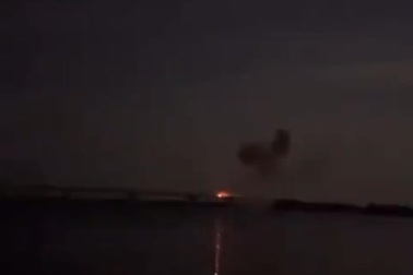 Cầu Antonovsky bốc cháy dữ dội sau màn tập kích hỏa lực của Ukraine