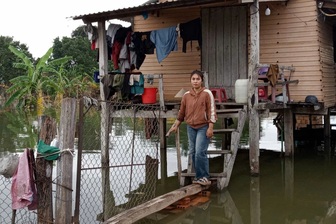 Gần 70 hộ dân bị nước lũ bủa vây suốt nửa tháng