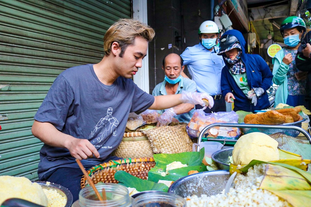 Hàng xôi lá sen đắt khách nhất TPHCM, có tiền cũng khó mua - 7 Hàng xôi lá sen đắt khách nhất TPHCM, có tiền cũng khó mua - 7