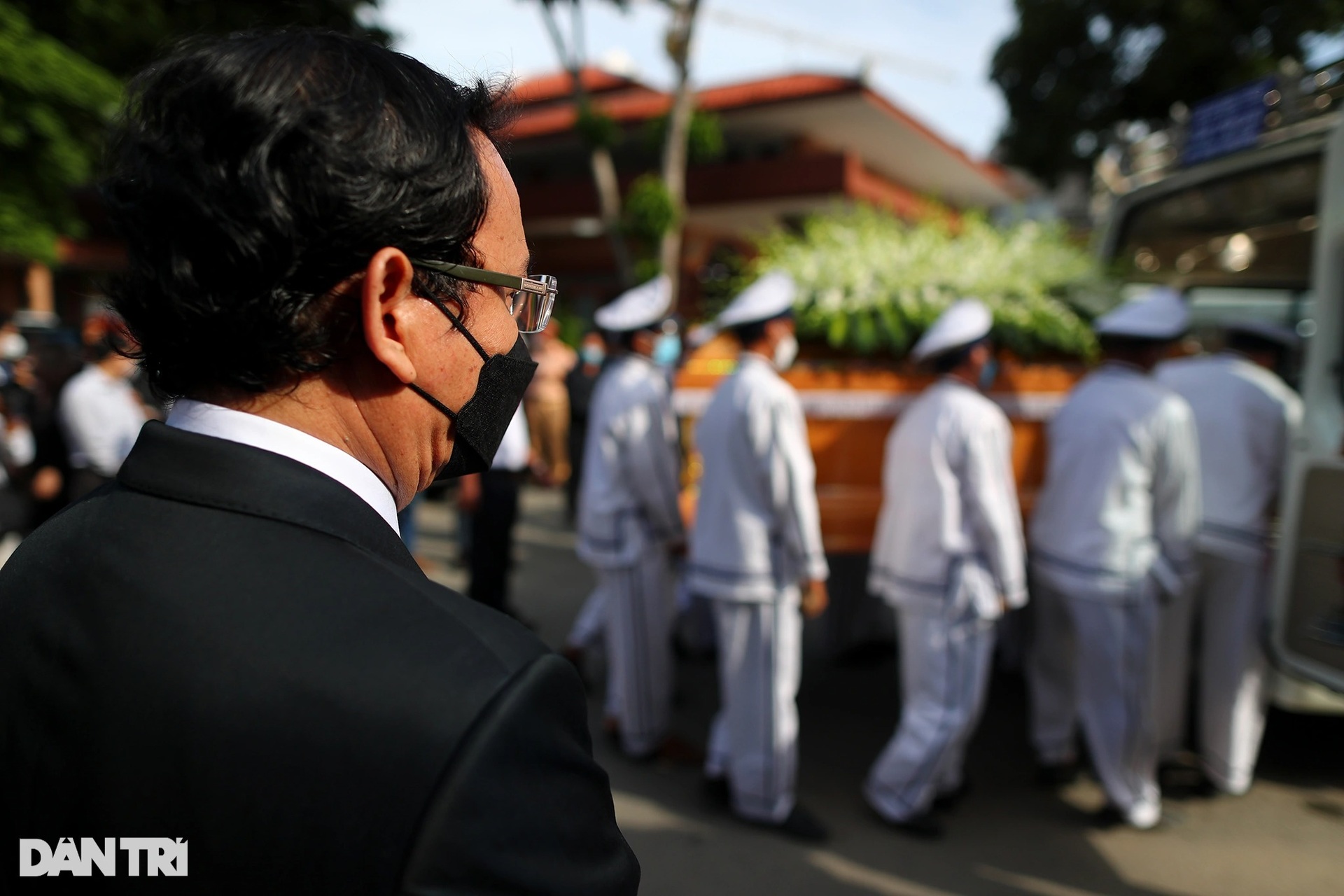 Người dân TPHCM tiễn đưa Phó Chủ tịch Lê Hòa Bình về nơi an nghỉ cuối cùng - 16 Người dân TPHCM tiễn đưa Phó Chủ tịch Lê Hòa Bình về nơi an nghỉ cuối cùng - 16