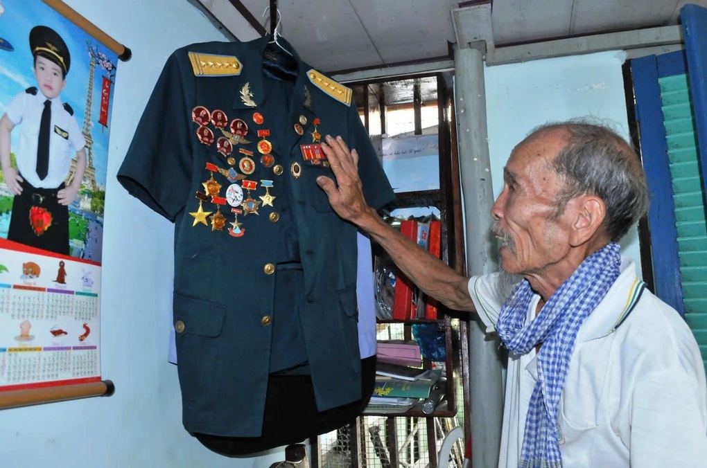 Ra mắt cuốn hồi ký về cuộc đời anh hùng phi công huyền thoại Nguyễn Văn Bảy - 1 Ra mắt cuốn hồi ký về cuộc đời anh hùng phi công huyền thoại Nguyễn Văn Bảy - 1