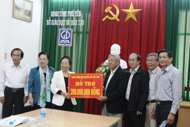 Chủ tịch Hội Khuyến học VN trao tặng 200 triệu đồng cho Hội Khuyến học tỉnh Phú Yên