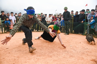 Cảnh hài hước khi chơi trò "bịt mắt bắt lợn" ở Sơn La