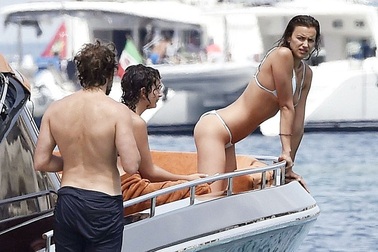 Siêu mẫu Nga diện bikini nóng bỏng trên du thuyền hạng sang