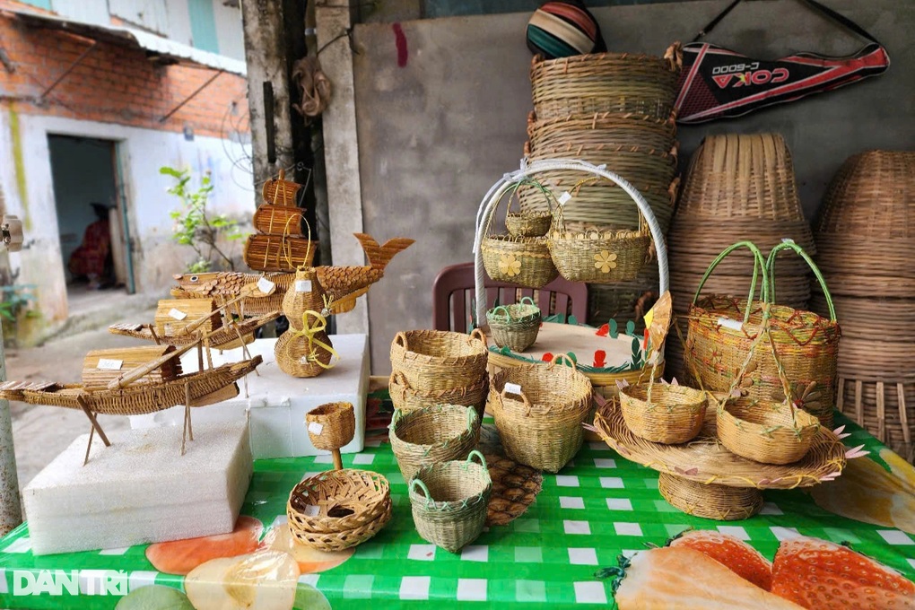 Đan cần xé tí hon, xuồng siêu nhỏ bán đắt như tôm tươi - 4 Đan cần xé tí hon, xuồng siêu nhỏ bán đắt như tôm tươi - 4