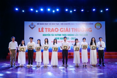Đà Nẵng trao giải thưởng khuyến tài Huỳnh Thúc Kháng tới 43 học sinh