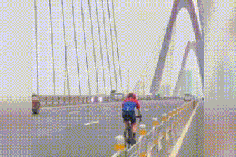 Nam thanh niên bị đe dọa khi quay nhóm "cua rơ" đạp xe trên cầu Nhật Tân