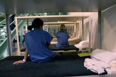 Video hé lộ nạn xâm hại tình dục kinh hoàng trong nhà tù nữ ở Mỹ