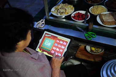 Bà già 74 tuổi bán xôi… học tiếng Anh, chơi iPad 