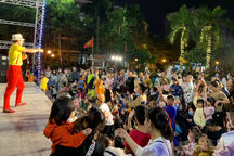 Phố đi bộ Trịnh Công Sơn sôi động ngày cuối tuần