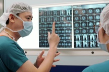 Bên trong phòng mổ thay khớp nhân tạo in 3D cho bé trai 10 tuổi mắc ung thư xương