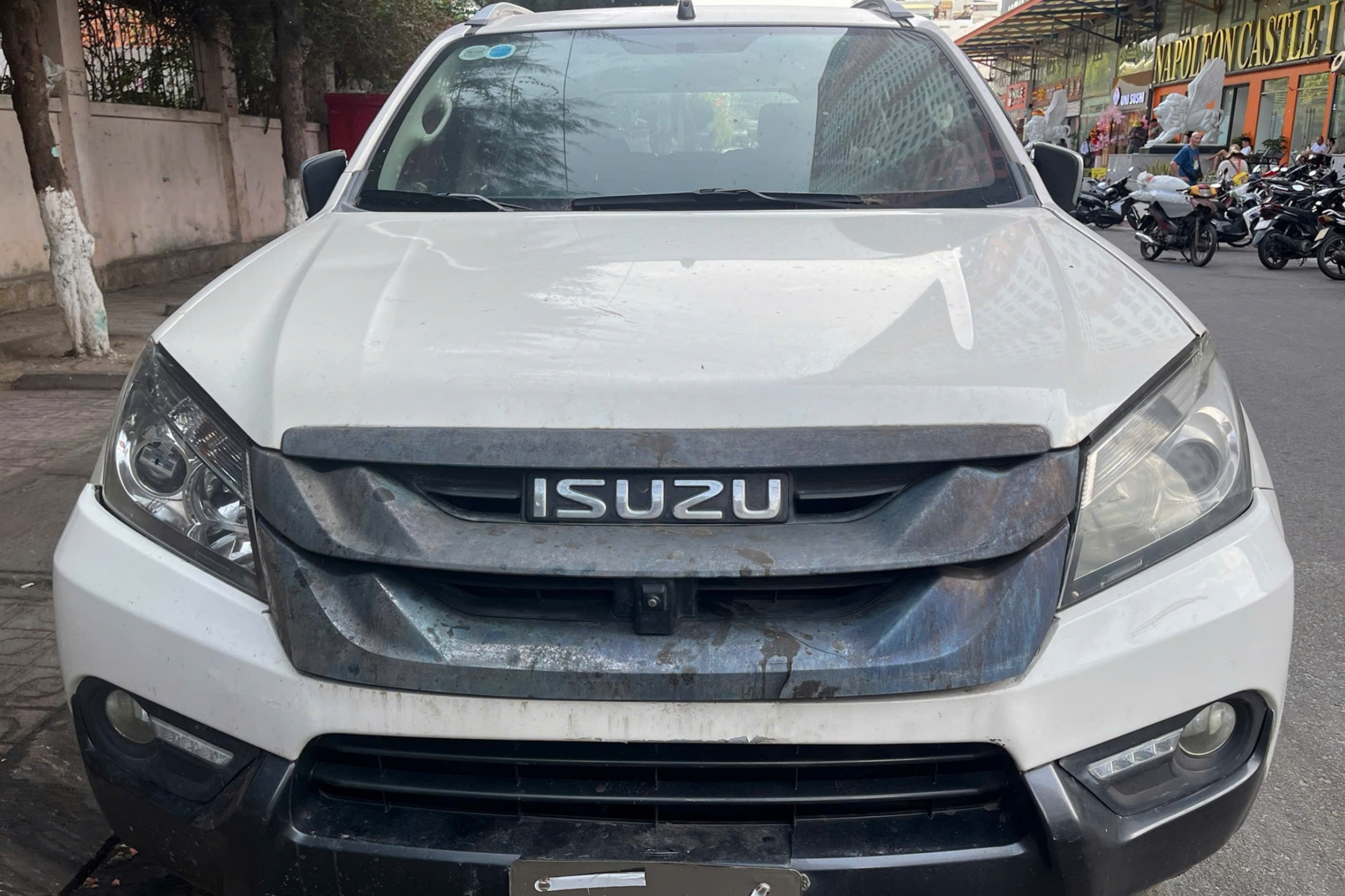 Ô tô “vô chủ” nằm bên đường ở Nha Trang suốt hơn một năm - 1