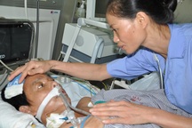 "Nhà chẳng còn gì để bán, phải mang anh về để chết thôi!"