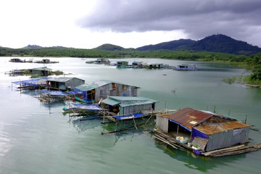 Mê mẩn với làng chài miền Tây trên dòng Sê San