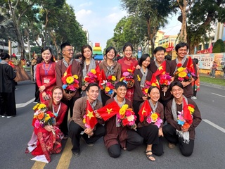 Dàn hoa hậu, nghệ sĩ thức trắng đêm vẫn rạng rỡ tham gia diễu binh 30/4 - 10