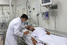 “Ôm” rắn hổ mang chúa cùng đi cấp cứu: Vì cần tiền cho con đi học!