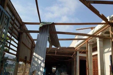 Mưa lớn kèm lốc xoáy làm 1 người chết, hàng trăm ngôi nhà tốc mái