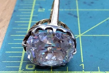 Nhẫn bèo để “mốc” 33 năm hóa ra là kim cương trị giá hàng chục tỷ đồng