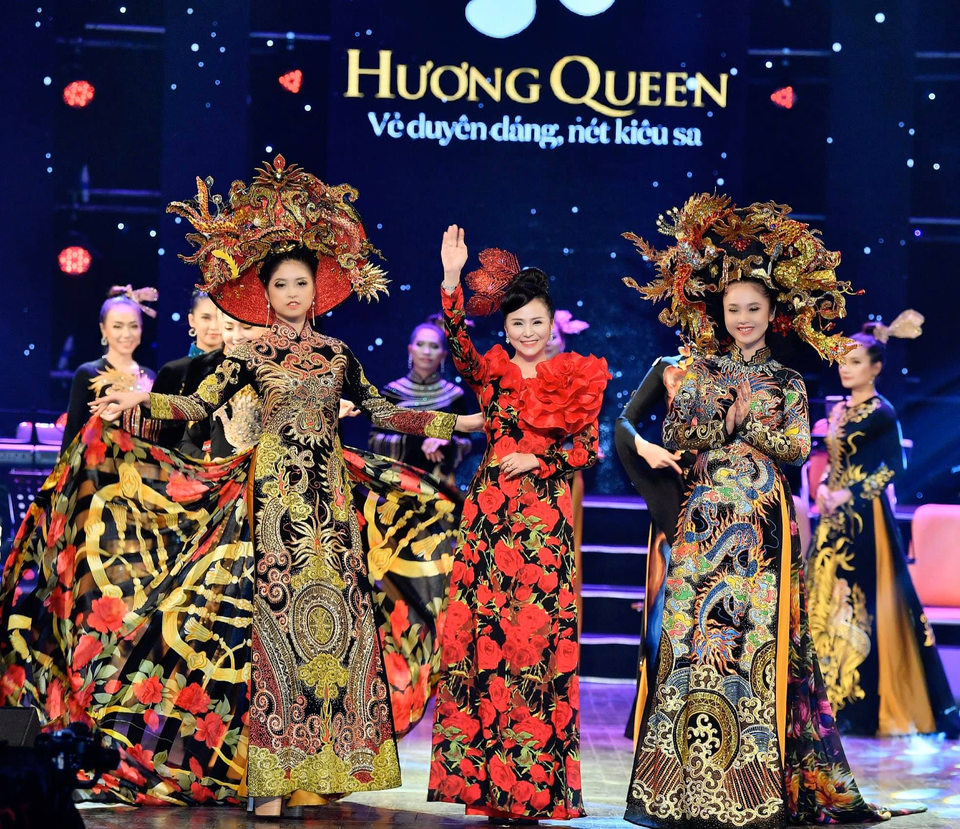 Nữ hoàng hoa hồng Bùi Thành Hương ra mắt BST áo dài “Màu thời gian” - 1 Nữ hoàng hoa hồng Bùi Thành Hương ra mắt BST áo dài “Màu thời gian” - 1