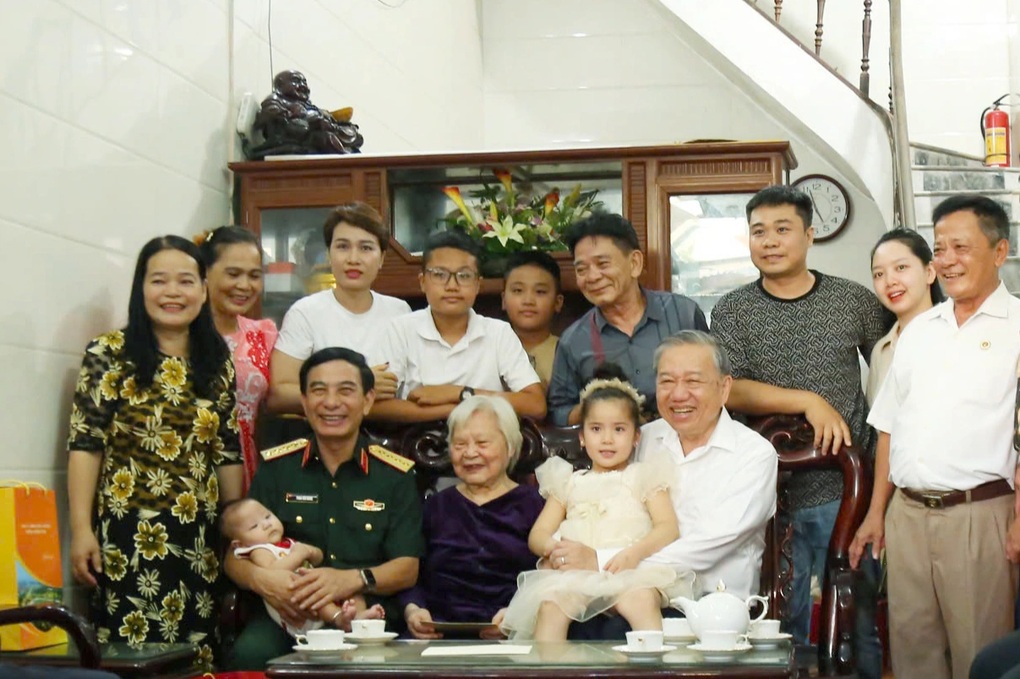 Tổng Bí thư Tô Lâm dâng hương tưởng nhớ Bác Hồ, tri ân Mẹ Việt Nam Anh hùng - 4 Tổng Bí thư Tô Lâm dâng hương tưởng nhớ Bác Hồ, tri ân Mẹ Việt Nam Anh hùng - 4