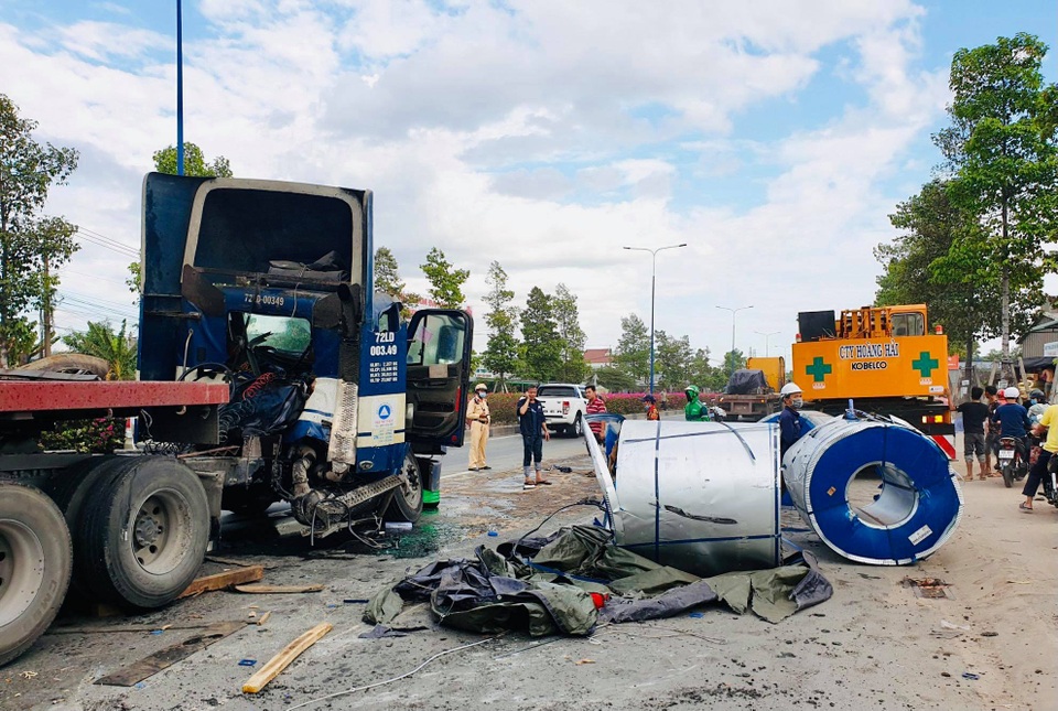 3 cuộn thép nặng hàng chục tấn rơi xuống đường, nhiều người thoát nạn - 1 3 cuộn thép nặng hàng chục tấn rơi xuống đường, nhiều người thoát nạn - 1