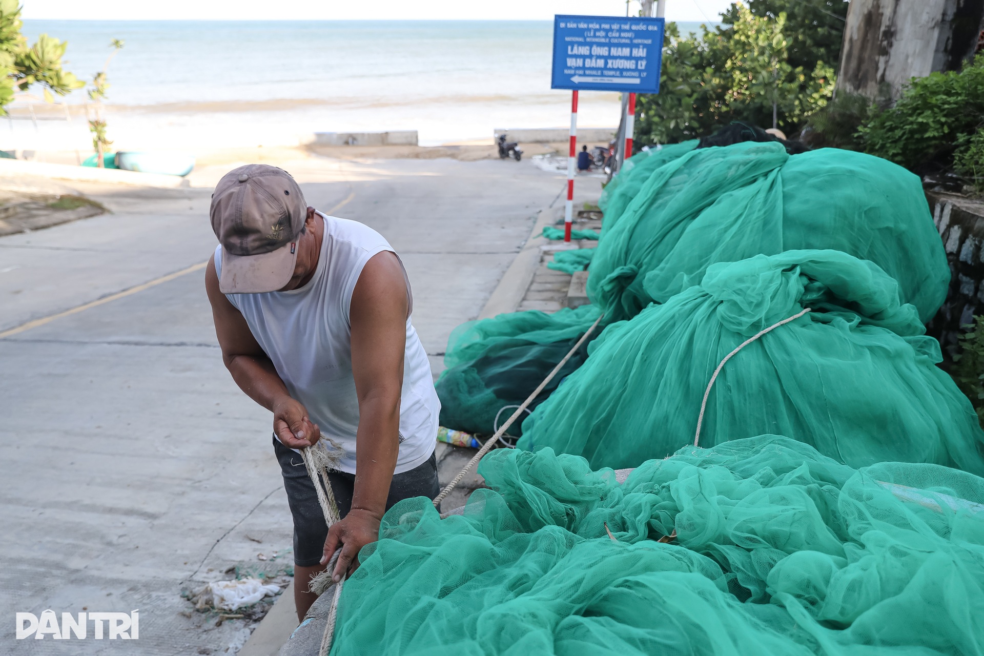 Người dân miền Trung bơm nước, xúc cát lên mái nhà chống bão Kalmaegi - 10