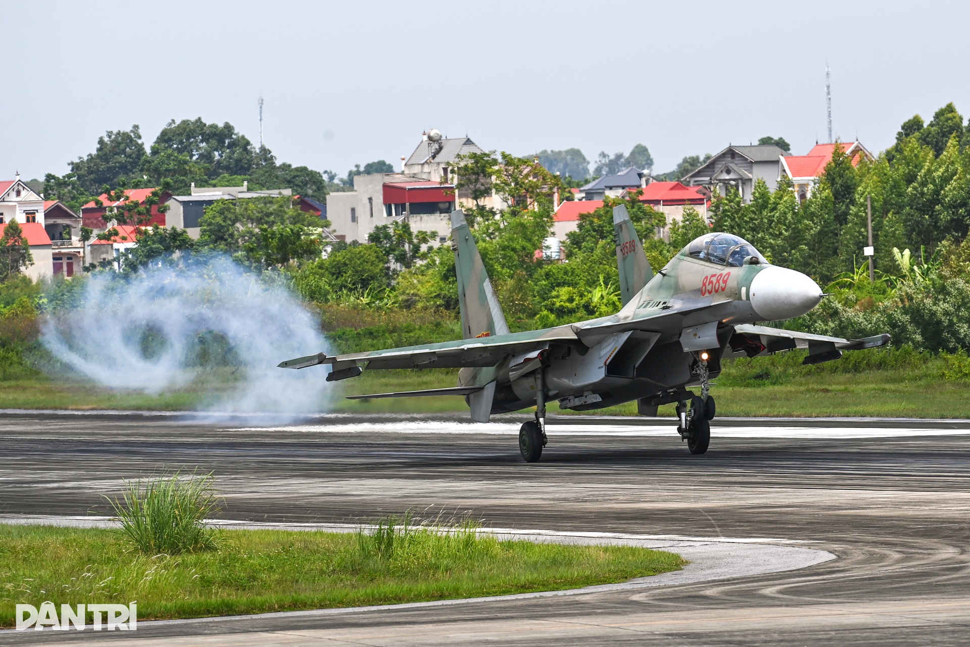 Khoảnh khắc SU-30MK2 xé gió, khí tụ kín lưng cánh như khoác mây trắng - 19 Khoảnh khắc SU-30MK2 xé gió, khí tụ kín lưng cánh như khoác mây trắng - 19