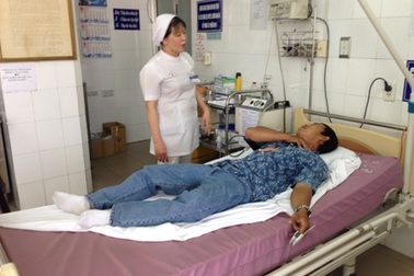 Xe tải kéo đứt dây điện, người đi đường bị giật trọng thương