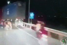 Tránh container quay đầu, xe khách tông trực diện xe tải chạy ngược chiều