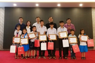 Quảng Bình: Trao học bổng đến học sinh có bố, mẹ tử vong do tai nạn giao thông