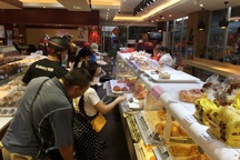 Bánh mì thanh long sầu riêng “cháy hàng”, có tiền chưa chắc mua được