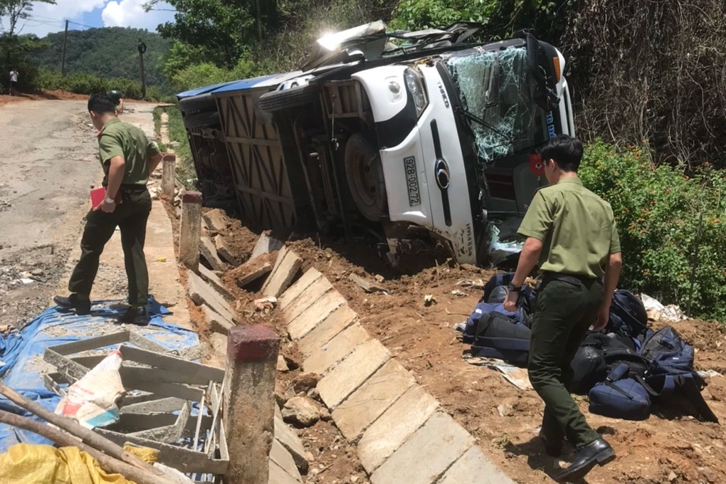 Ô tô chở đội bóng đá trẻ Quảng Nam bị tai nạn khiến một cầu thủ tử vong - 1 Ô tô chở đội bóng đá trẻ Quảng Nam bị tai nạn khiến một cầu thủ tử vong - 1