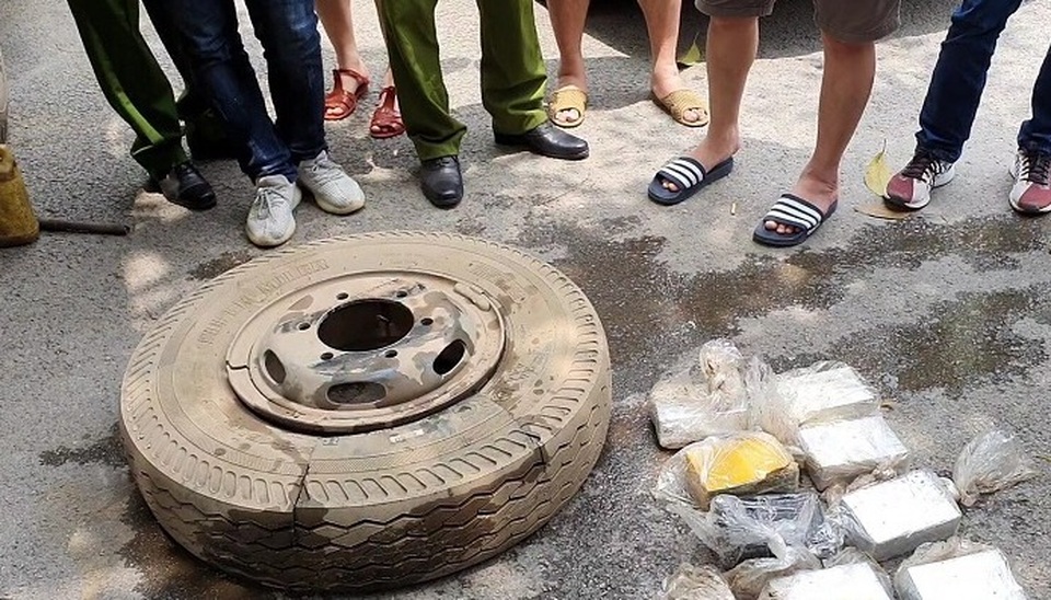 Bắt 4 đối tượng giấu 16 bánh heroin trong lốp xe ô tô - 2