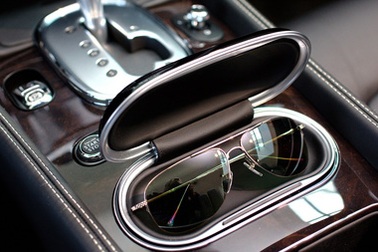 Sự hoàn hảo của kính Bentley qua "những cái bắt tay"