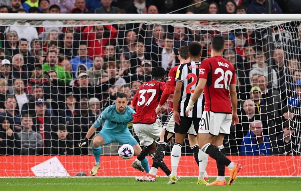 Man Utd đánh bại Newcastle, Chelsea chạm tay vào vé dự cúp châu Âu - 1