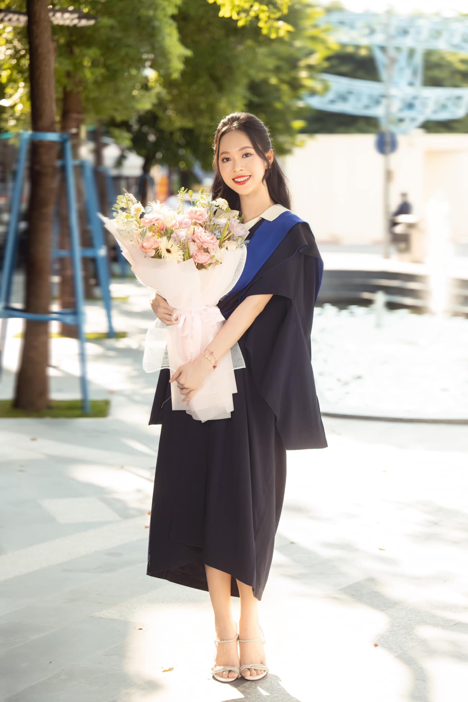 Nhan sắc xinh đẹp của hot girl sinh năm 2002 gây sốt tại lễ tốt nghiệp - 1 Nhan sắc xinh đẹp của hot girl sinh năm 2002 gây sốt tại lễ tốt nghiệp - 1