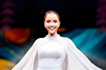 Ngọc Châu mặc áo dài vẽ cảnh đẹp Việt Nam trình diễn tại Australia