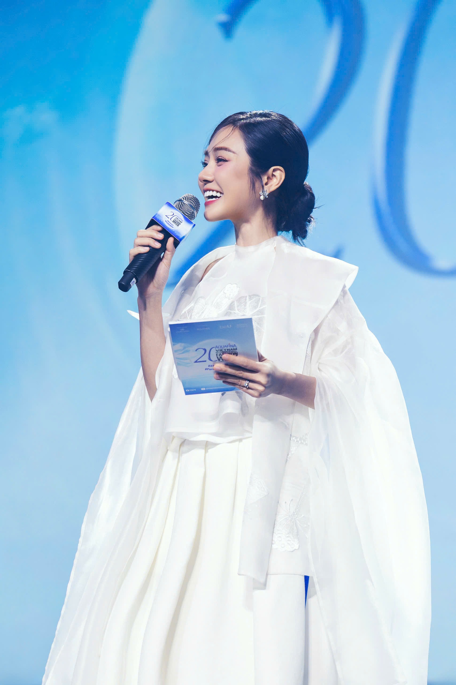 ពិធីករស្រីពីរភាសាដែលមានរូបរាងដូចតារាម៉ូដែលឈរលើវិថីសិល្បៈ - ១ Nữ MC song ngữ có vóc dáng như người mẫu nổi bật trên sàn thời trang - 1