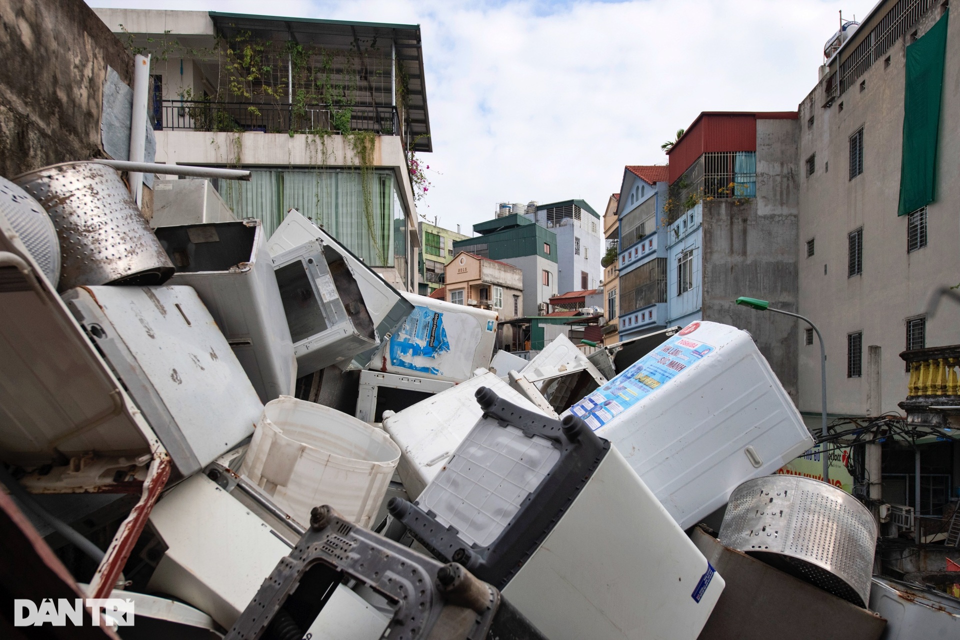 Căn nhà chất đống vỏ máy giặt từ mặt đất lên tận mái của Vua đồ cũ Hà Nội - 7 Căn nhà chất đống vỏ máy giặt từ mặt đất lên tận mái của Vua đồ cũ Hà Nội - 7