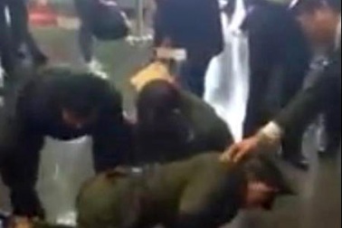 Hành khách cởi phăng áo, “đại náo” sân bay Nội Bài