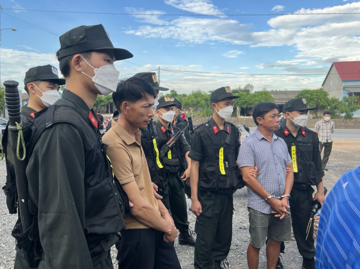 Thưởng nóng ban chuyên án triệt phá vụ vận chuyển gần một tấn thuốc nổ - 2 Thưởng nóng ban chuyên án triệt phá vụ vận chuyển gần một tấn thuốc nổ - 2