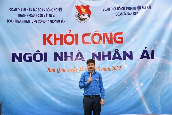 Anh Nguyễn Văn Thuấn, Bí thư Đoàn TN Tập đoàn TKV phát biểu tại buổi lễ khởi công