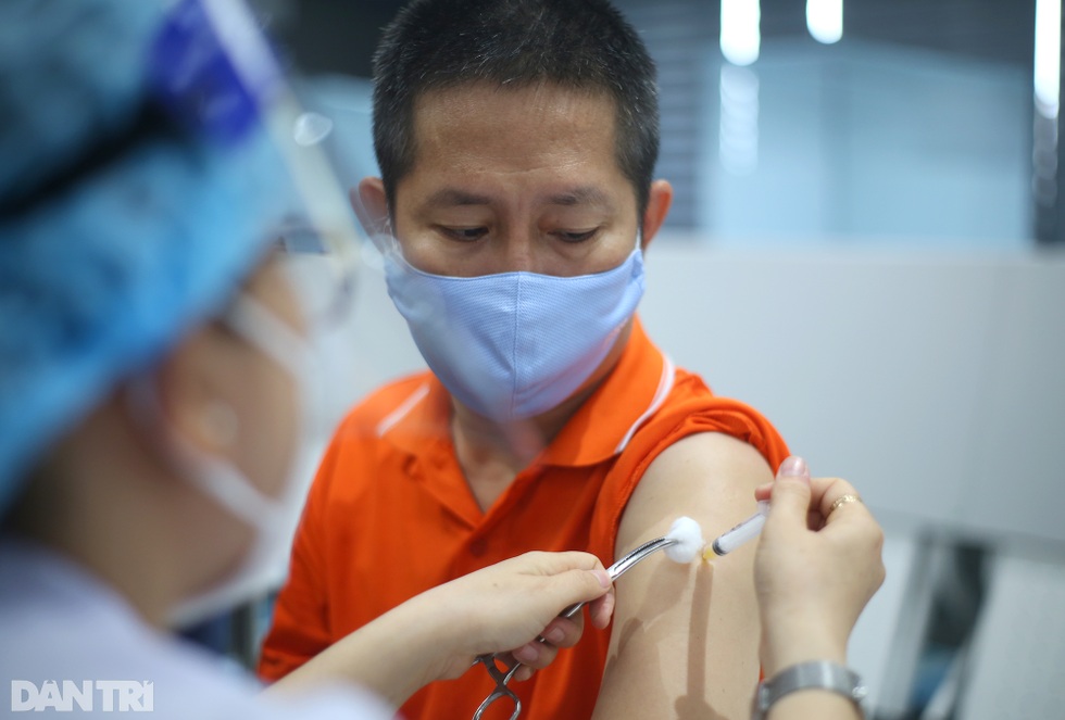 Gần 1.000 công nhân tiêm vắc xin Covid-19 mở đầu chiến dịch lớn nhất TPHCM - 14 Gần 1.000 công nhân tiêm vắc xin Covid-19 mở đầu chiến dịch lớn nhất TPHCM - 14