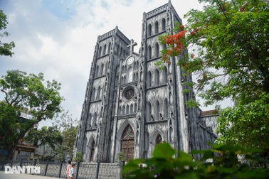 Bất ngờ với diện mạo mới của Nhà thờ Lớn Hà Nội sau lớp sơn giả cổ