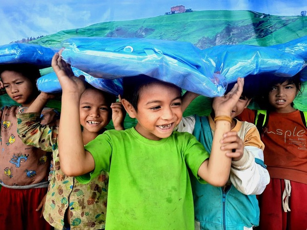 Những người 12 năm cõng điện, mang rạp chiếu phim đến với trẻ vùng cao - 4 Những người 12 năm cõng điện, mang rạp chiếu phim đến với trẻ vùng cao - 4