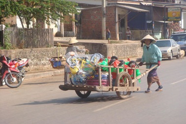 Thăm chợ Việt trên đất Lào