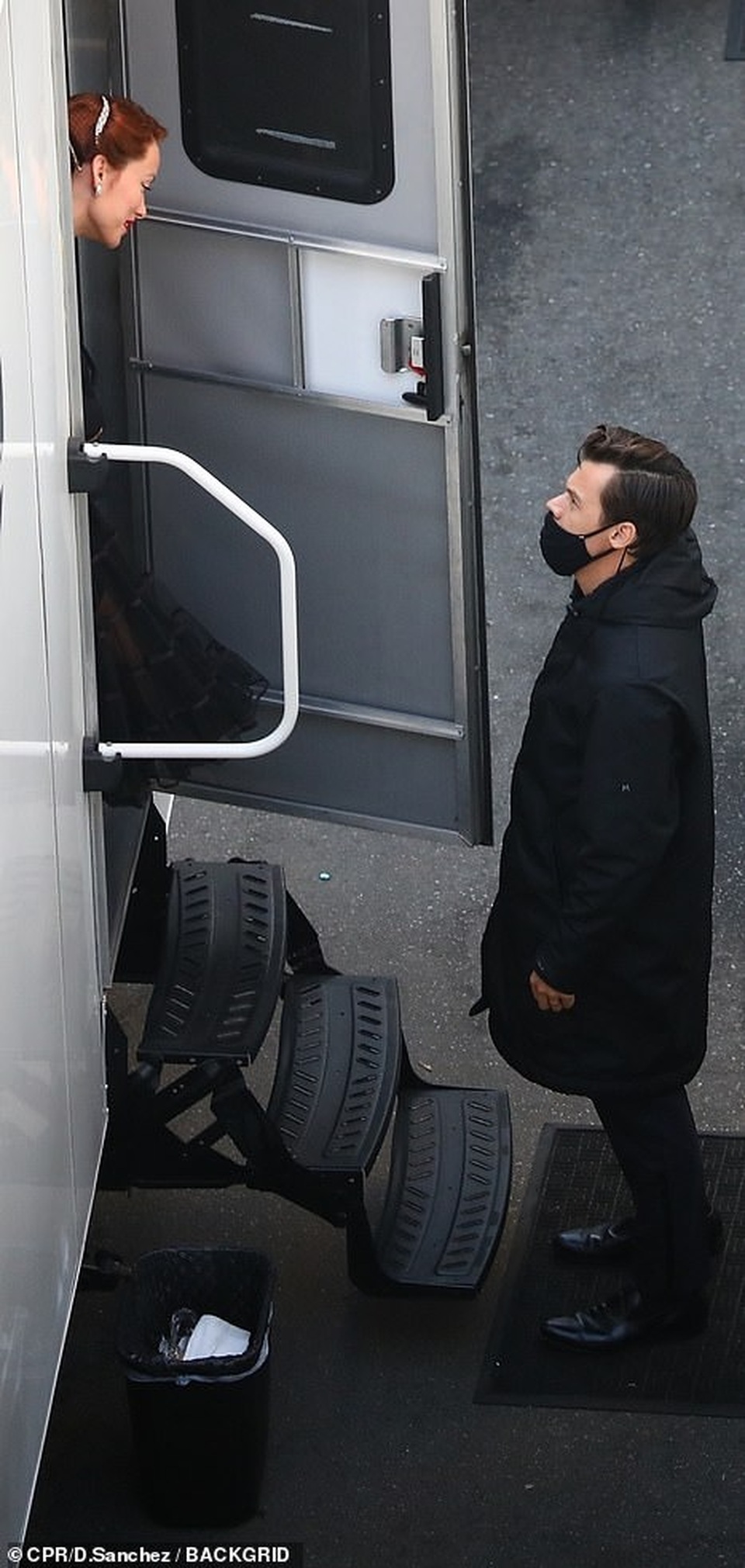 Lộ ảnh Harry Styles nắm tay bạn gái hơn 10 tuổi - 6