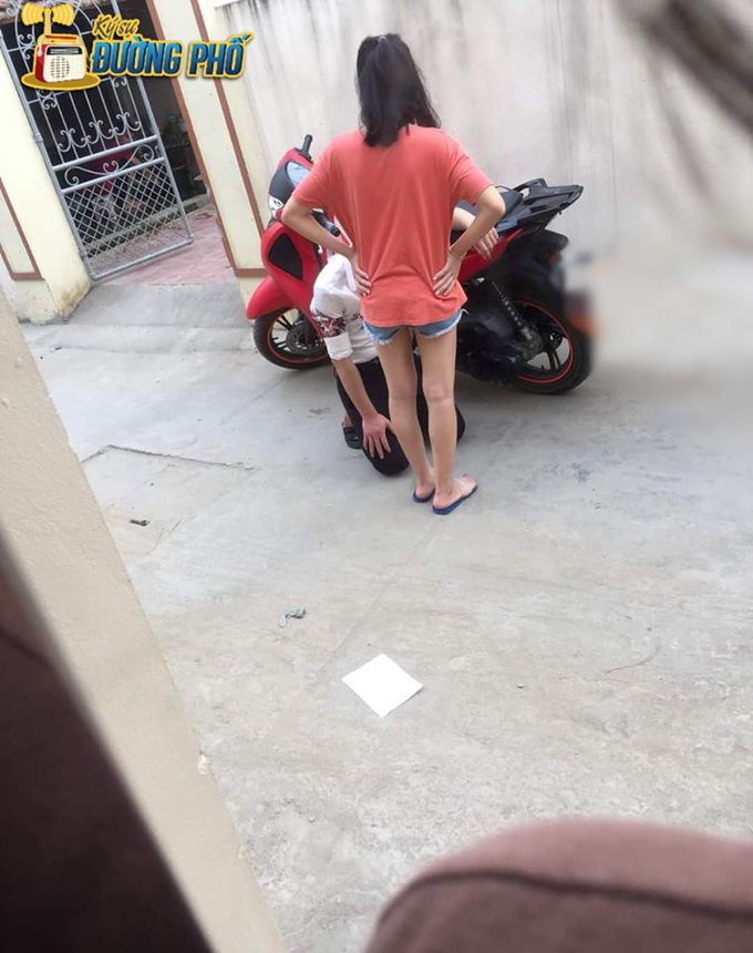 Thanh niên đi SH đến nhà bạn gái, rồi quỳ gối trước cổng khiến cả xóm đổ ra xem - Ảnh 1. Thanh niên đi SH đến nhà bạn gái, rồi quỳ gối trước cổng khiến cả xóm đổ ra xem - Ảnh 1.