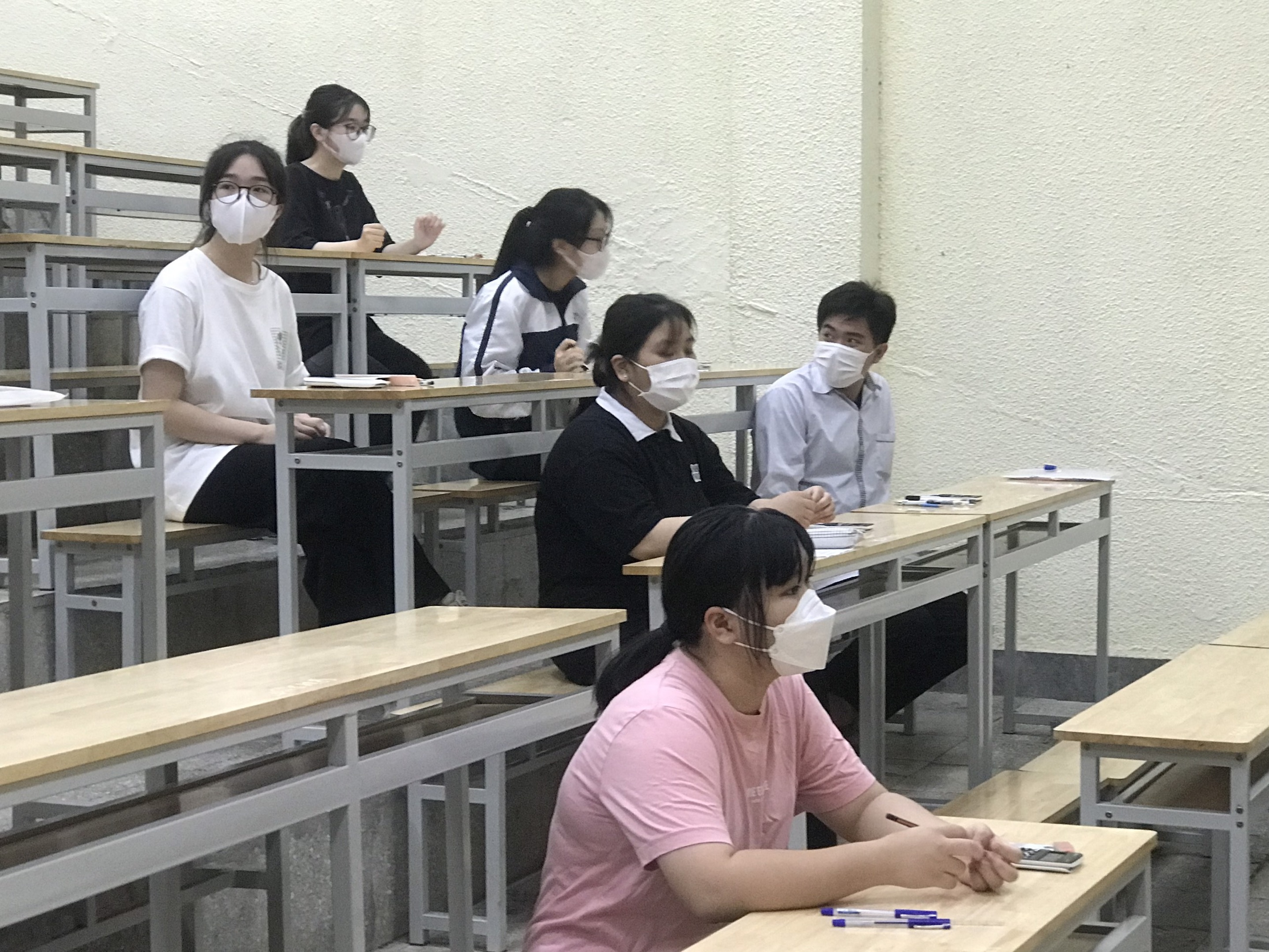 Thí sinh gặm bánh mì, lều chõng thi đánh giá năng lực Trường ĐH Sư Phạm - 4 Thí sinh gặm bánh mì, lều chõng thi đánh giá năng lực Trường ĐH Sư Phạm - 4