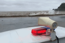 Sóng biển Đồ Sơn cao 8m, xe cảnh sát hú còi nhắc dân "về nơi an toàn"